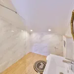 Ambassador Penthouse Apartment *